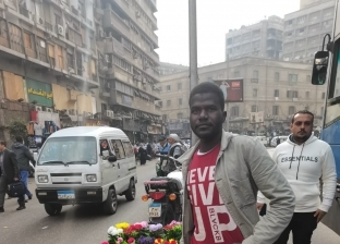 طالب سوداني فرش «العتبة» ورد: الفازة بـ10 جنيه والمصريين بيفاصلوا