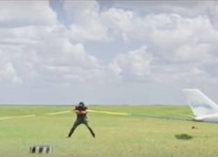 بالفيديو| رجل خارق يحقق رقم قياسي بمنع طائرتين من الإقلاع