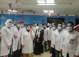 بالبلالين والألعاب.. أطباء «أورام الأقصر» يحتفلون مع الأطفال بالعيد