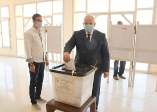 رئيس جامعة القاهرة يُدلي بصوته في انتخابات مجلس الشيوخ