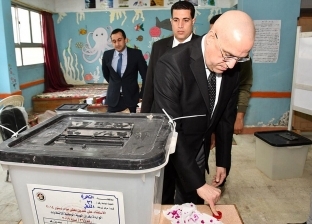وزير الإسكان يُدلي بصوته في استفتاء التعديلات الدستورية بمدرسة المقطم