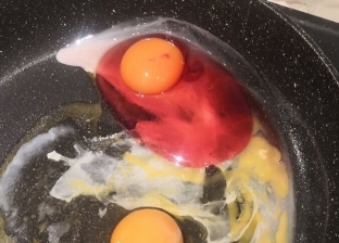 سيدة تعثر على بيضة وردية في المقلاة وتحذيرات بشأن تناولها.. ما القصة؟