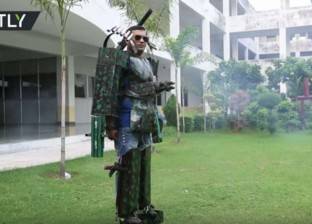 بالفيديو| هندي يصنع "بدلة حديدية" تطلق النار لمحاربة الإرهاب