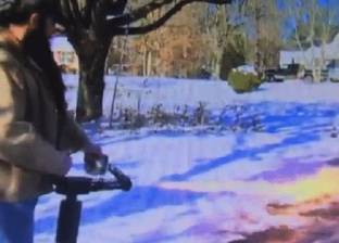 بالفيديو| رجل أمريكي يزيل الثلج من أمام منزله على طريقة "الكوماندوز"