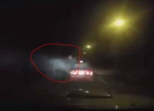 بالفيديو| "شبح" يهاجم سيارة على طريق سريع ويسبب اصطدامها بشجرة