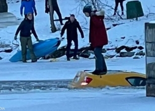 سيدة تنجو بأعجوبة من عواصف الثلج بكندا: خرجت سالمة من سيارتها بعد تحطم نهر جليدي (فيديو)