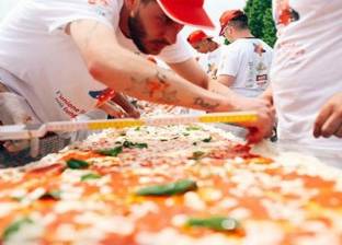 بالفيديو| إيطاليا تدخل موسعة "جينيس" بأطول بيتزا في العالم