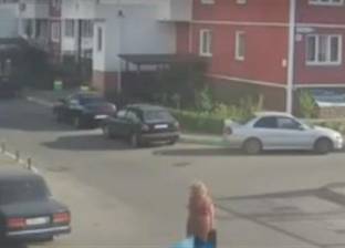 بالفيديو| نجاة امرأة بأعجوبة من انفجار سيارة بروسيا