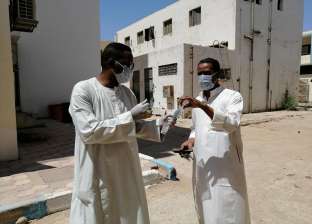 لمواجهة كورونا.. إسلام وأصدقاؤه يتبرعون بأدوات طبية لمستشفى نصر النوبة