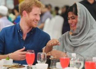 بالفيديو| الأمير هاري يتناول إفطار رمضان مع مسلمين في سنغافورة