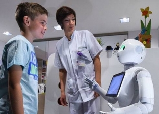 "هل يمكنك الوثوق في آله؟".. علماء يحذرون من حلول الروبوتات محل الأطباء