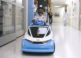 «شوجو» سيارة للأطفال بمستشفيات أمريكا.. السعادة تسرّع العلاج «صور»