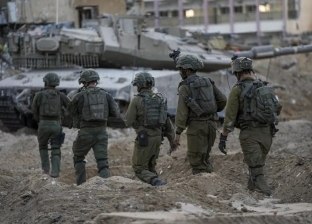 تصرف غريب من محتجزة لحظة تسليمها لقوات الاحتلال الإسرائيلي.. ماذا فعلت؟