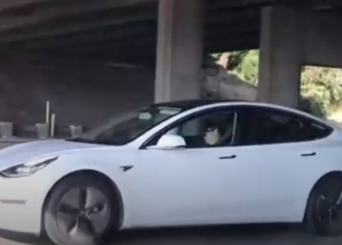 بالفيديو| لحظات رعب بسبب سائق يقود سيارته نائما
