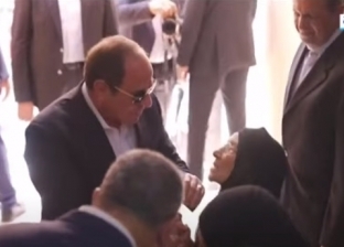الرئيس السيسي يقبل يد سيدة مسنة في بني سويف.. ويتبادل التحية مع الأهالي