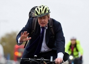 قيادة دراجة على الرصيف.. رئيس وزراء بريطانيا يعترف بأسوأ ذنب ارتكبه