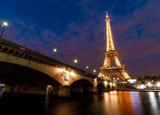 فرنسا تطفئ أنوار الأماكن السياحية.. برج إيفل يغرق في الظلام