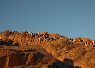 2000 سائح يشاهدون غروب وشروق الشمس من قمة جبل موسى بسيناء (صور)