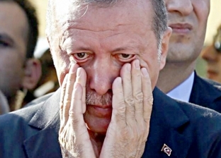 تائه ومترقب وغير ثابت.. ماذا تقول لغة جسد أردوغان في قمة برلين؟
