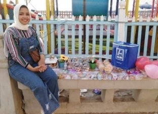 «بسنت» طالبة جامعية تبيع الحلوى على شواطئ الإسكندرية: «الشغل مش عيب»