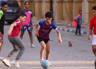 «أتوبيس السعادة» ينظم مباراة كرة قدم بين أطفال الروضة (فيديو)