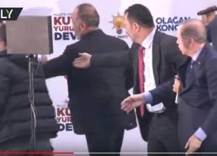 بالفيديو| موقف محرج لرجب طيب أردوغان أثناء تحيته لجمهوره