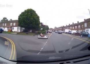 بالفيديو| رجل يتجول بسيارة "ملاهي" في أحد شوارع بريطانيا