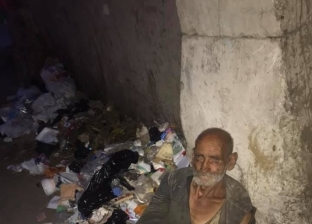 حكاية عجوز يرفض العودة إلى أولاده وينام أسفل كوبري وسط القمامة