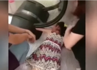 فيديو.. إنقاذ طفلة علقت بسلم متحرك في الصين