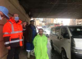 رجال الصرف الصحي في شوارع الإسكندرية لكسح تجمعات مياه الأمطار (صور)
