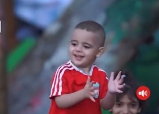 طفل فلسطيني يتحدى القصف الإسرائيلي بطريقة مدهشة داخل مدارس الأونروا (فيديو)