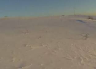 بالفيديو| سائق زلاقة جليد آلية يسقط في واد عميق