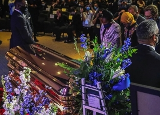 بالفيديو.. عمدة مينيابوليس ينهمر في البكاء خلال جنازة فلويد