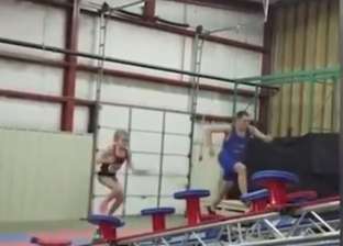 بالفيديو| طفلة أمريكية تتفوق على مدربي "نينجا" في أداء الحركات