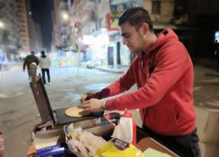«علام» طالب سياحة يبدأ حلمه بماكينة «فريسكا» في شوارع إسكندرية