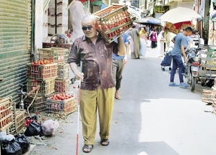 كفيف يعمل"بائع خضار متجول" في شوارع عابدين: النور في قلبي