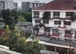 بالفيديو| سائق يحاول منع سقوط سيارته من الطابق السادس ويفشل