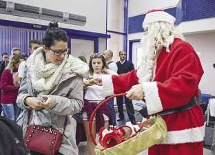 بابا نويل جاء من بلجيكا ليوزع الهدايا على السائحين فى مطار مرسى علم