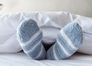 احذر ارتداء الجوارب أثناء النوم في الشتاء.. 5 أضرار كارثية على الصحة