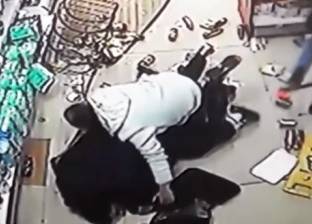 بالفيديو| مسلح يهاجم متجر صاحبه "مدرب كاراتيه".. شاهد ما حدث