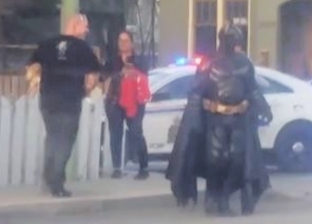 "باتمان" في بريطانيا يعرض خدماته.. والشرطة: "آخرك حفلة تنكرية"