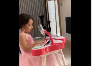 فيديو.. مكة محمد صلاح تعزف على البيانو.. ومتابعون: "يارب تشوفها عروسة"
