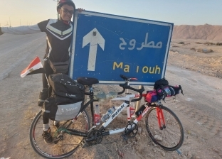 كفيف يسافر 300 كيلو من الإسكندرية لمطروح بدراجة في 3 أيام «صور»