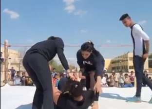 بالفيديو| مباراة مصارعة حرة "حقيقية" بين 3 فتيات داخل مدرسة