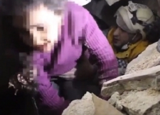 لحظة انتشال طفلة من تحت أنقاض زلزال سوريا: أمي وأخواتي ميتين جوه (فيديو)