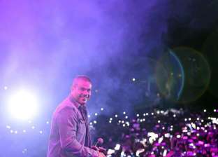 عمرو دياب يصعد لحفله في جامعة أكتوبر على نغمات "الليلة"