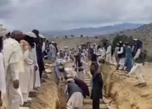 فيديو صادم يوثق لحظة حفر قبور جماعية لضحايا زلزال أفغانستان