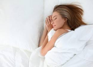 أطباء ألمان: النوم بـ"بطاطين" ثقيلة أفضل علاج لمحاربة الأرق والقلق