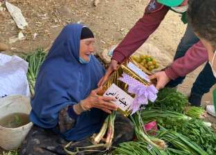«شبرا الخير» توزع الهدايا على السيدات في الشوارع بمناسبة عيد الأم