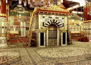 أئمة المسجد النبوي يعودون إلى محراب الرسول بعد توقف دام لربع قرن